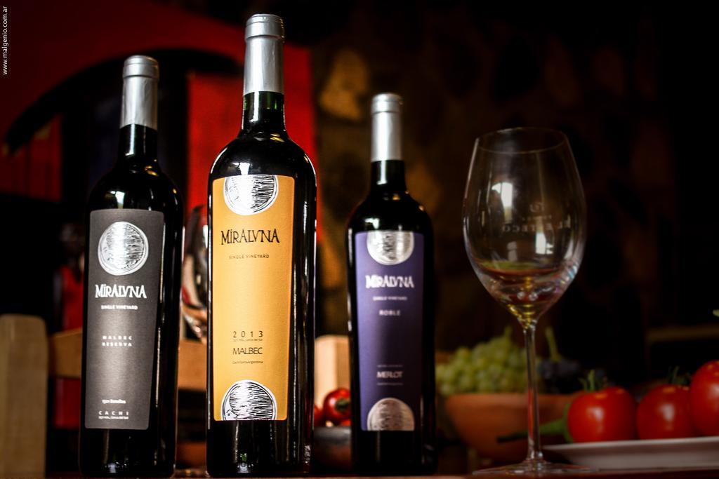 Miraluna Bodega Boutique Cachí Buitenkant foto